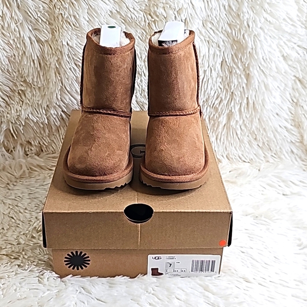 UGG Classic II Toddler boots, size 7, Chestnut color